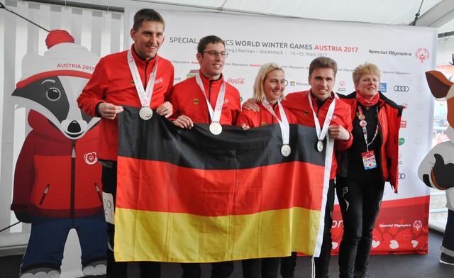 Silber für die 4x400 Meter Staffel: Markus Protte, Jan Brückner, Rebecca Weiss, Anton Grotz und Trainerin Martina Steinhäußer