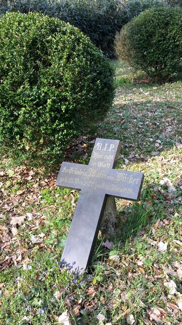 Neueres Grabkreuz.
