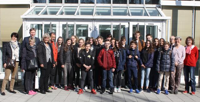 Gruppenbild mit 1. Bürgermeister Richard Greiner (2. v. r.), Lehrern des Neusässer Gymnasiums und des Collège Constantin Weyer, Mitgliedern des Partnerschaftsvereins Neusäß-Cusset e. V. und den Schülerinnen und Schülern aus Frankreich.