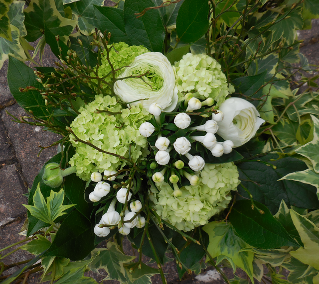 Der extra angefertigte Blumenstrauß aus der berankten Efeu-Schale in seiner Vase.