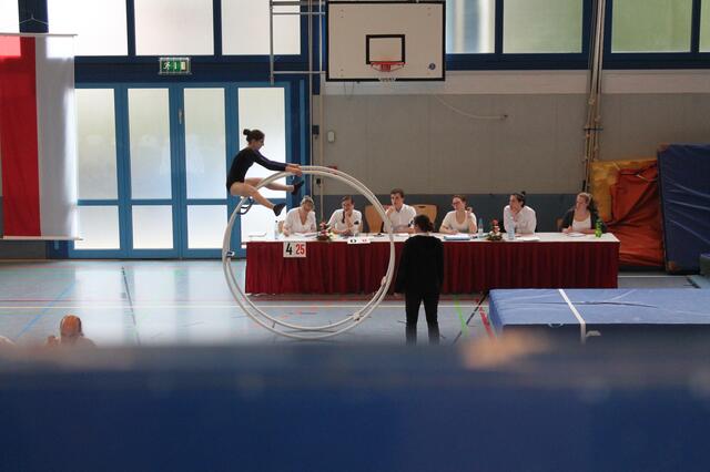 Monique Bergmann beim Sprung