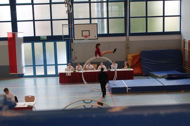 Lara Hettlinger beim Sprung