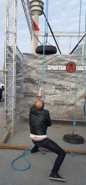 Am Vortag testen: Reifen mit Gewicht hochziehen