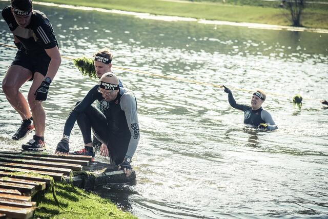 Durch den eiskalten See, erst gehen, dann in der Mitte schwimmen, Rest wieder gehen