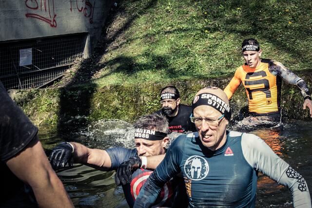 Mal wieder ins Wasser und im Wasser an den Seilen die Brücke hoch und dort läuten