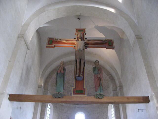 "Der große Gott von Altenstadt" , so bezeichnet man mittlerweile dieses überlebensgroße Kreuz. Links und rechts die Figuren Maria und Johannes.