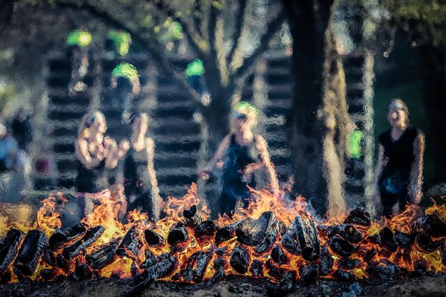 Letztes Hindernis kurz vor dem Ziel, über den breiten Feuerstapel springen