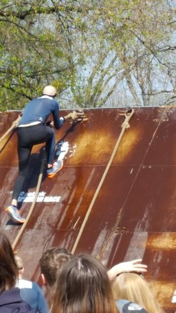 Am Seil schrag hochlaufen, von oben kommt Wasser und darurch sehr glatt