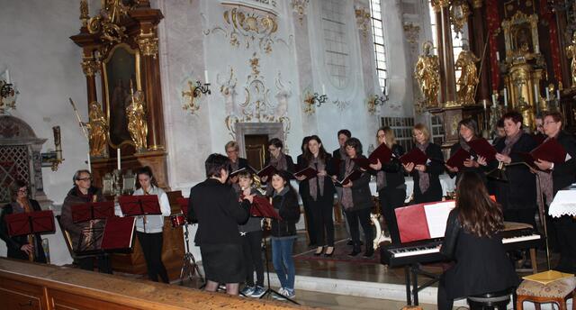 Das Vokalensemble der Musikwerkstatt Kesseltal e.V. und das Blockflötenensemble sowie Solistinnen glänzten bei der Abendmusik am Palmsonntag in der Wallfahrtskirche Buggenhofen mit einem beeindruckenden Konzert unter der Leitung von Magdalena Polzer