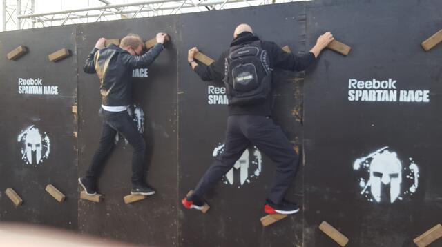 Zwei an der Kletterwand