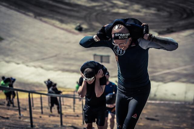 Erst im Olympiastadion hoch laufen, dann mit schwerem Sandsack auf den Schultern 100 Treppen mehrmals hoch und runter