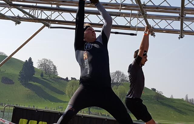 Hangeln, erst an Stangen, dann an Griffen und am Ende die Glocke läuten