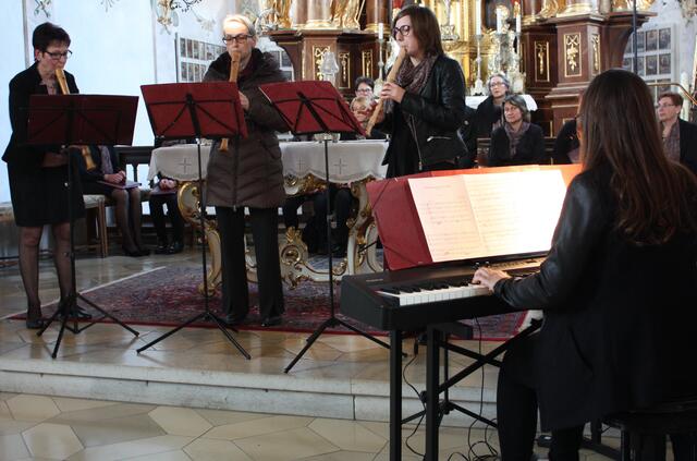 Solistisch begeisterten beim Konzert der Musikwerkstatt in Buggenhofen
das Blockflötentrio (von links) Magdalena Polzer, Ruth Förschner und Beatrice Ziegler, sowie am Klavier Katrin Meir