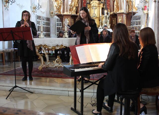 "Solo von 4 Schwestern" beim Konzert der Musikwerkstatt in Buggenhofen
Tamara Ziegler "im Verbund" mit ihren Schwestern Beatrice (Blockflöte) sowie  Katrin und Sina Marie am Piano
