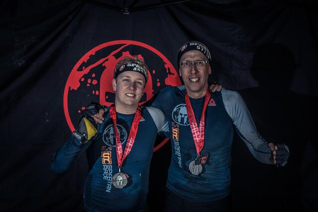 Geschafft mit Finisher-Medaille, voll fertig, alles schmerzt