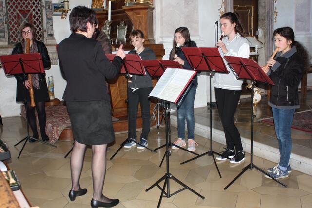"Alles stimmig" -  die jugendlichen Musiker aus dem Blockflötenensemble, begleitet von "Erfahrenen" am tiefen Holz beim Konzert in der Wallfahrtskirche Buggenhofen