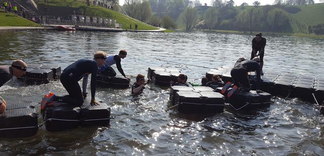 Über Schwimm - Pontons zur "Insel" und auf der anderen Seite zurück. Ich vorne, Thomas hinter mir