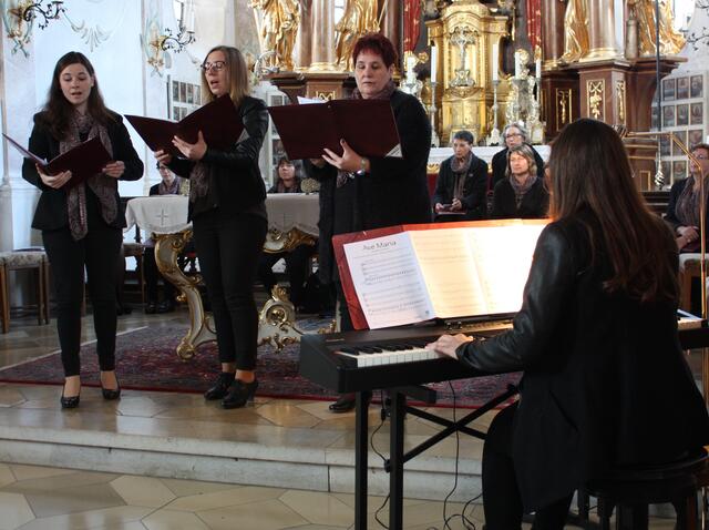 Weniger bekannt aber wunderschön vorgetragen das !Ave Maria" von Giulio R. Caccini beim Konzert der Musikwerkstatt in Buggenhofen
(von links) Tamara Ziegler, Sina Marie Ziegler und Eva Brandl sowie Katrin Meir am Klavier