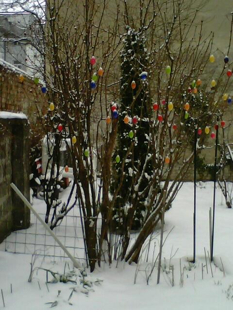 Rückblick: SO sah unser Osterstrauch 2013 aus! (Damals noch mit Handy-Kamera.)
