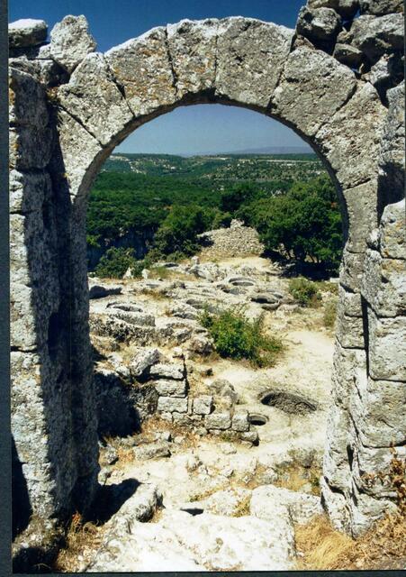 Fort de Buoux im Lubéron (Provence) 1992. Auch eine keltisch-ligurische Kultstätte. Hier wurden vor rd. 2 700 Jahren noch Menschen geopfert. Kinder?