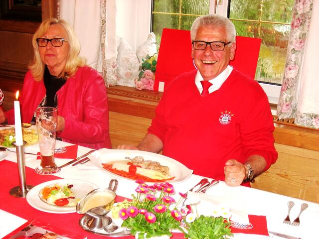 feinstes Essen - natürlich extra für Rudi in rot-weiss , beim Hartl ( Landgasthof `Zur Post ` in Gablingen