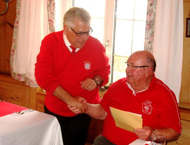 Rudi dankt dem Klaus