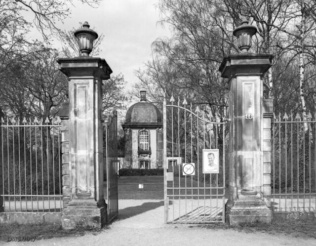 Eingang zum Lindener Bergfriedhof mit Küchengarten-Pavillon