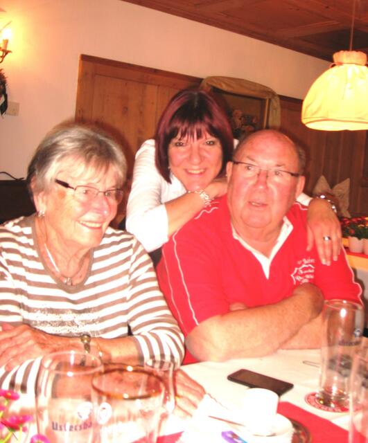 Ingeborg mit Klaus Modlmeier, dahinter unsere " Heidi " - korrekt auch als Simone Helmert bekannt ;-))