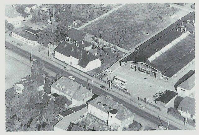 Sutelstraße mit Giesecke-Hof (jetzt verputzt), rechte Straßenseite Richtung Buchholzer Kirche, Waschanstalt Baas (links daneben) und Hallen der Karosseriefabrik Emmelmann (rechts), 1977. Archiv: Priess