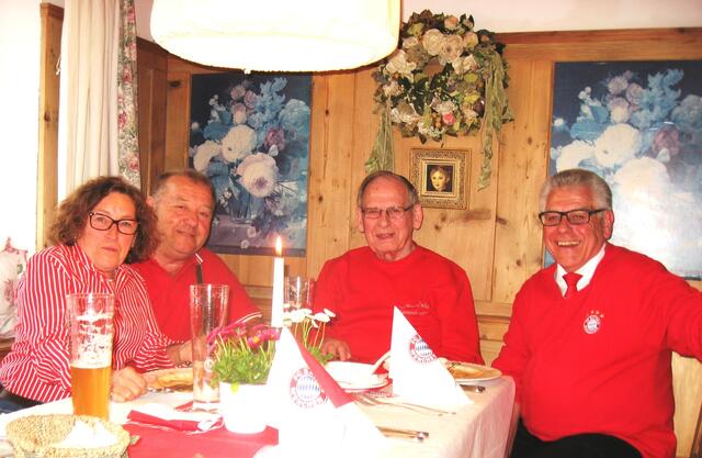 sichtlich wohl im Freundeskreis   (von li. )                  Buck Erna m. Schaller Hans, Pauler Horst u. Bayern-Rudi