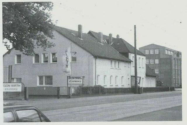 Giesecke-Haus mit Zaun-Betrieb Wirth (Anbau), 2001. Foto: Stoffert