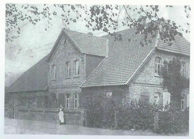 Altes Backstein-Bauernhaus (später mit Anbau und verputzt) Giesecke, Sutelstraße 10, um 1910, Archiv: Löffler. Dieses und die folgenden 3 Fotos sind entnommen: Von den Urzeiten bis zur Gegenwart - Chronik und Heimatbuch Klein-Buchholz mit Lahe, Stoffert, G., 2004