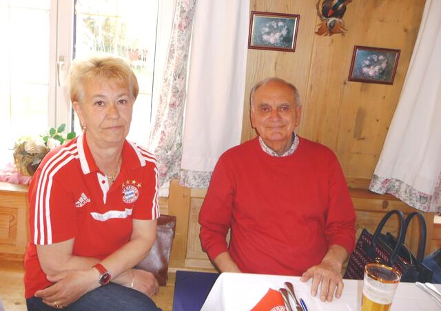 Anita Brugger mit Heinrich genießen die gemütliche Runde in vertautem Freundeskreis