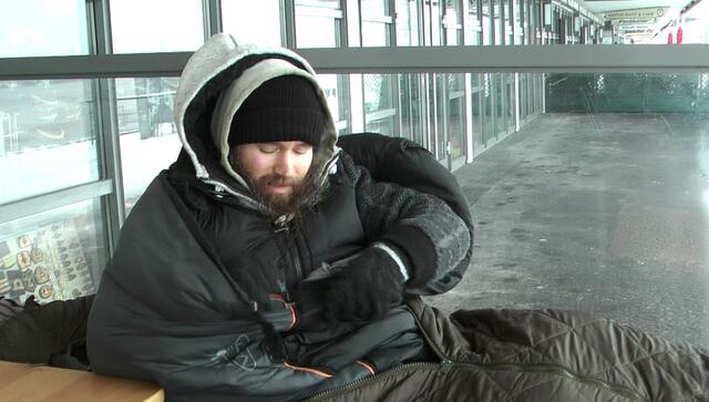 Vor Jahren war ich selbst mal betroffen. Gekündigt wegen Eigenbedarf. Das Haus wurde verkauft und ich musste raus. Ich fand so schnell dann auch nichts Neues. Entweder waren die Mieten viel zu teuer oder es standen schon 10 Leute vor mir da, die alle das selbe wollten und besser situiert waren als ich. Immer wieder ging ich leer aus.