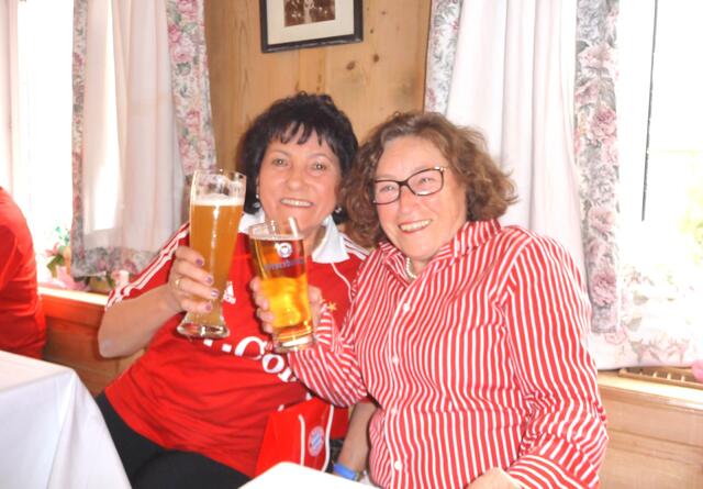 Ein Prosit durch Helga mit Erna auf den Bayern-Rudi !
