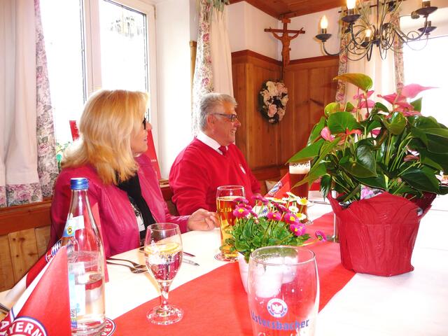 Annelies erhält die Blumen - und der Präse ? . . .