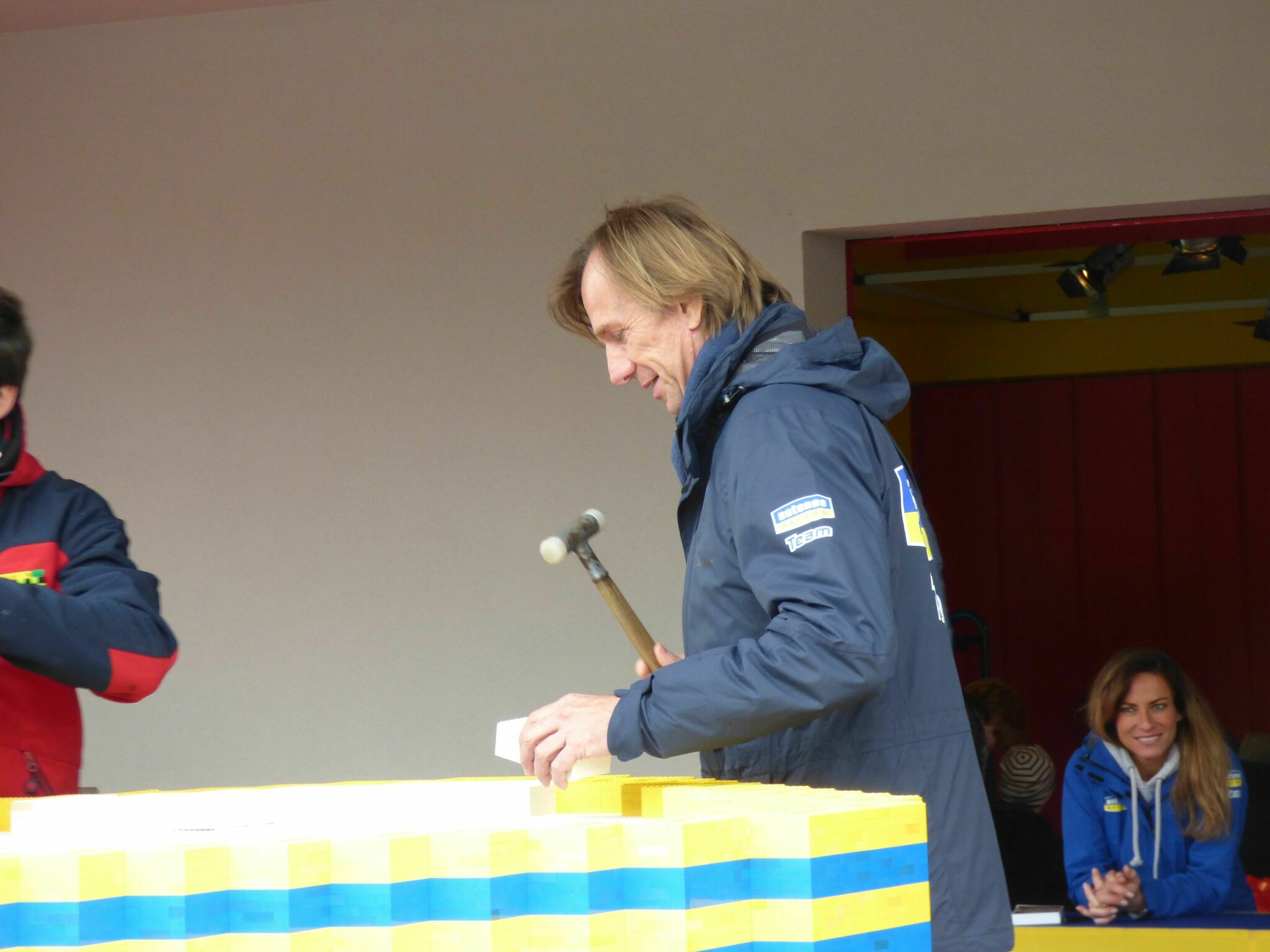 Radiomoderator baut am größten Osterei der Welt mit Das Legoland ganz