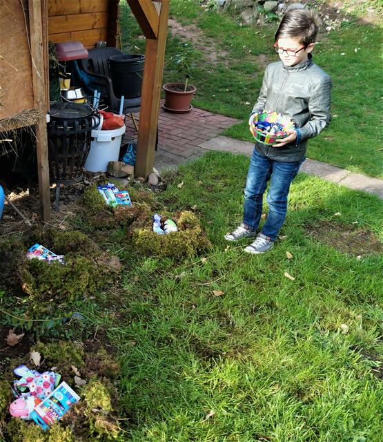 Ausleeren ins Osternest zu den anderen Dingen