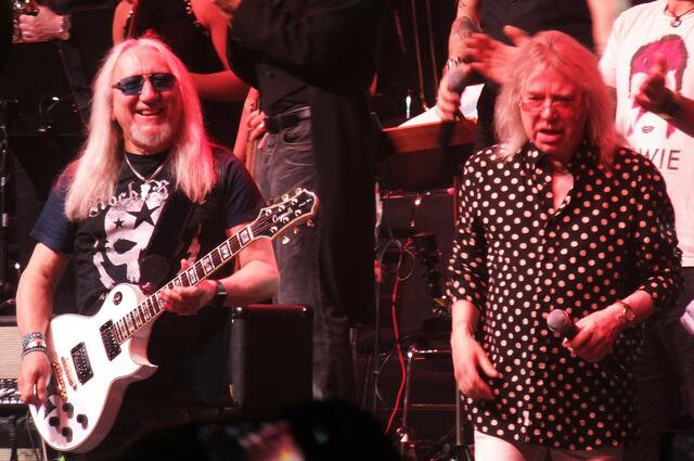 li. Mick Box re. Bob Catley