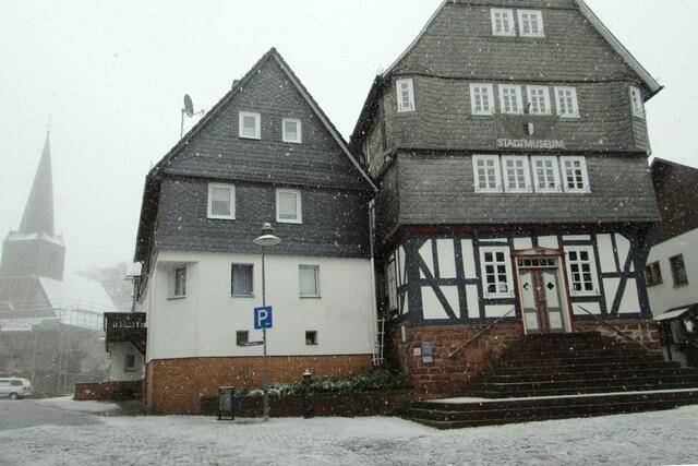 Hauptstraße 48 an der Ostseite am Marktplatz: Blick zur evangelischen Marienkirche am Ostermontag gegen 9 Uhr. Rechts das Alte Rathaus mit dem Stadtmuseum.