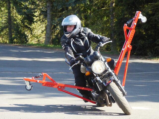 Man merkt es ihr an, Gabi freut sich auf dem Schräglagentrainer fahren zu können. Sie dreht Kurven, bis das Rad des Auslegers den Boden berührt!