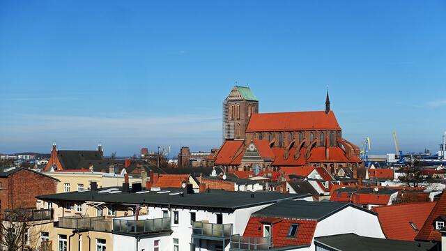 Ausblick auf das Altstadtquartier rund um St. Nikolai. Die Backsteinkirche mit dem 37 m hohen Mittelschiff hat einen 64 m hohen Turm. Foto: Helmut Kuzina