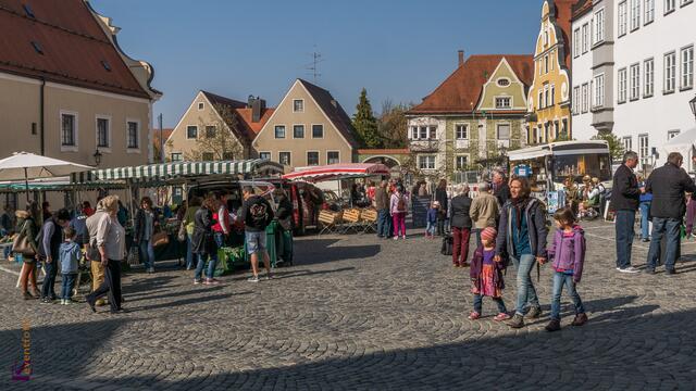 Wochenmarkt-Samstag auf dem Friedberger Marienplatz.