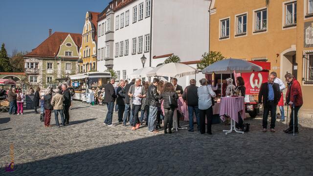 Wochenmarkt-Samstag auf dem Friedberger Marienplatz.