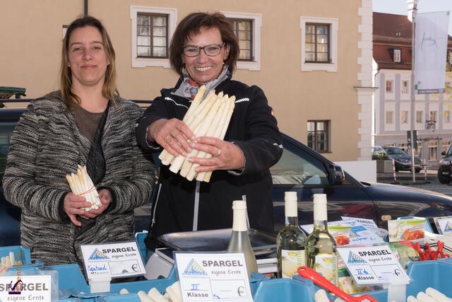 Wochenmarkt-Samstag auf dem Friedberger Marienplatz.