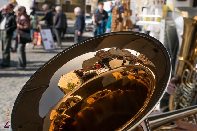Die Blasmusik "Hopfenblech" spielte auf beim Friedberger Wochenmarkt-Samstag.