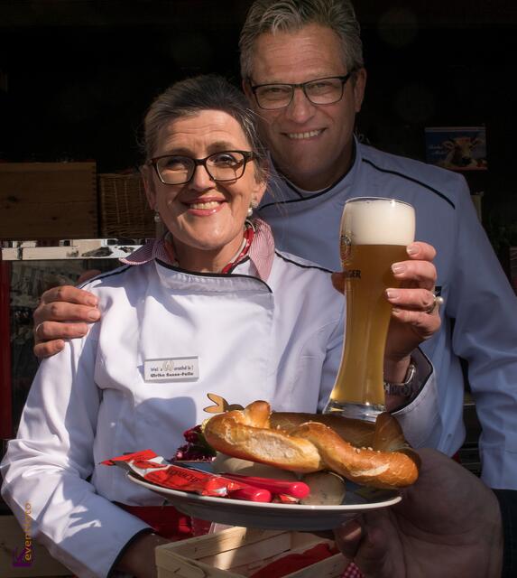 "Wei's Wurschd is!" Zünftiges Weißwurstfrühstück auf dem Friedberger Wochenmarkt-Samstag. Ulrike Sasse-Feile und Johannes Sasse freuen sich über die gelungene Premiere