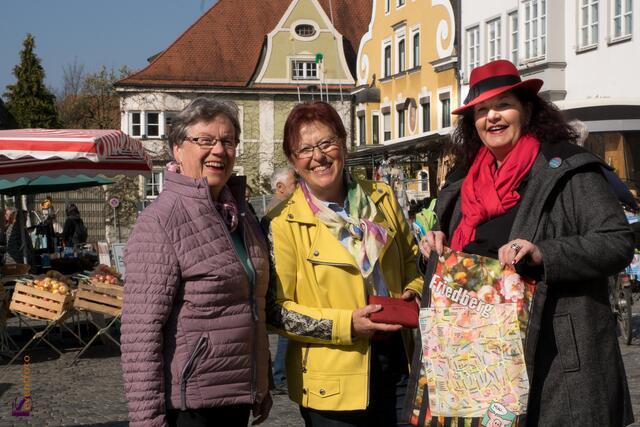 Wochenmarkt-Samstag auf dem Friedberger Marienplatz.