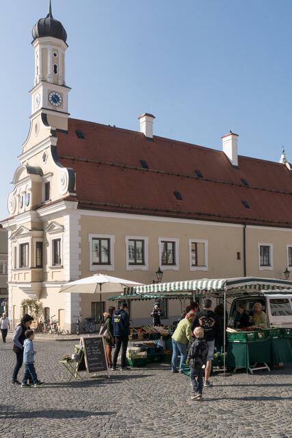 Wochenmarkt-Samstag auf dem Friedberger Marienplatz.