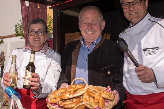 "Wei's Wurschd is!" Zünftiges Weißwurstfrühstück auf dem Friedberger Wochenmarkt-Samstag. Ulrike Sasse-Feile und Johannes Sasse freuen sich mit Aichach-Friedbergs stellvertr. Landrat Manfred Losinger über die gelungene Premiere